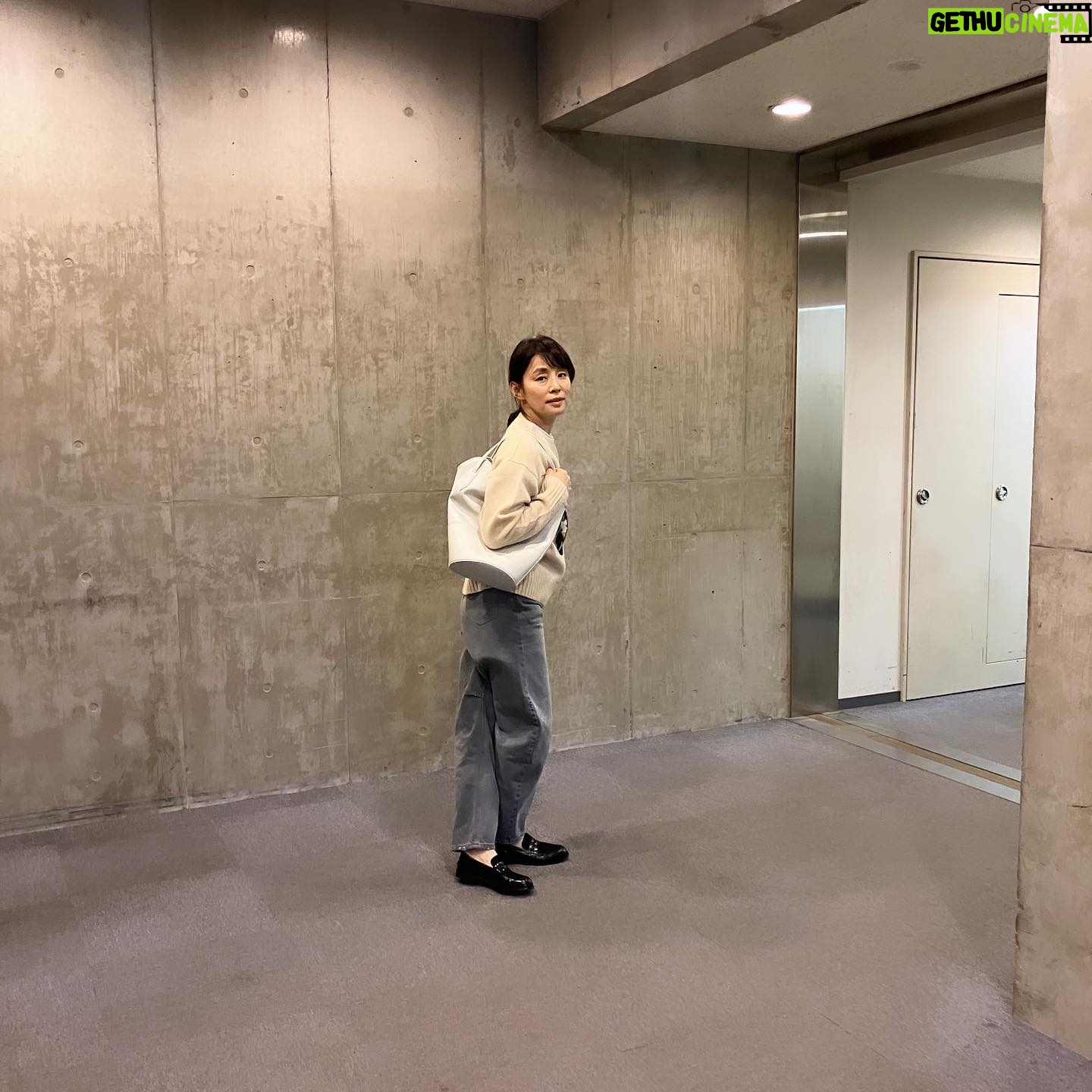 Yuriko Ishida Instagram - バケツ型のバッグが好きなんです。 わたしが普段持っているのはほとんど、バケツ型のバッグ。 Ray Bucket という名前のバッグ。 肩にかけた時体に柔らかく馴染む感じが たまらないのです。 #jmdavidson