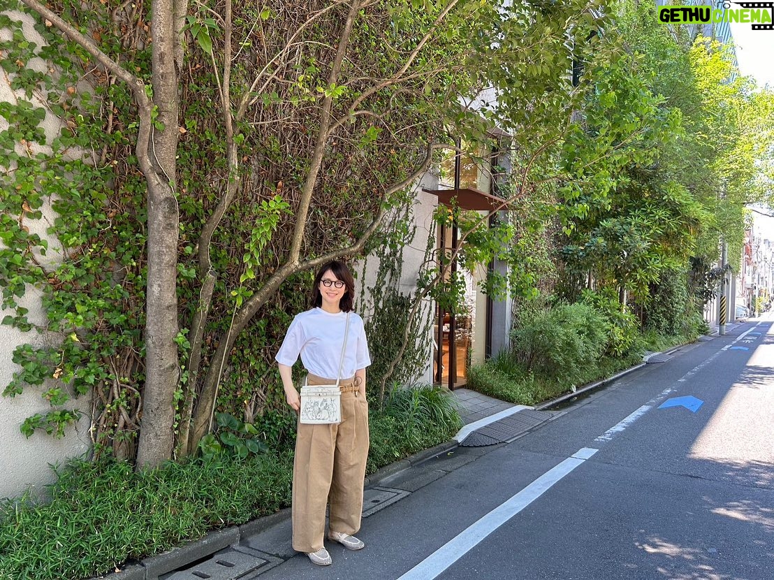 Yuriko Ishida Instagram - ドラマの撮影の合間に 久々に訪れた 清澄白河のババグーリ🌿🌴 @babaghuri ヨーガンレールさんの 美意識と世界観は 本当にすてきで、憧れです。植物油の蝋燭と小さな受け皿を買いました。 美しくて可愛くて、気高い。 #タマティーノ写真館