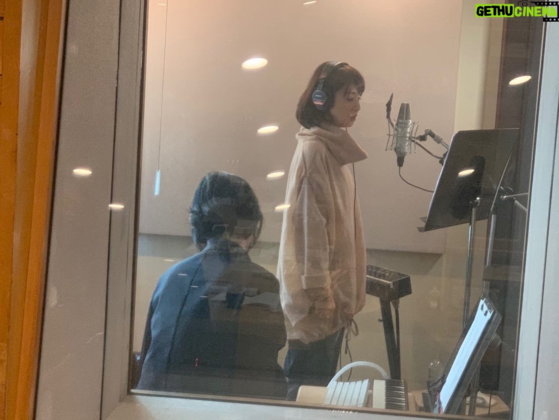 Yuriko Ishida Instagram - あの日のわたし。 大橋トリオさんの細やかで繊細なディレクションを受けつつ、はじめてのレコーディングをした日からおよそ一年が経ちました。 大橋トリオさんのことを トリオちゃんと呼べるくらいな和やかさが今はあります。いや,もちろん今も 細かい指示は飛んできますが、わたしはもう怖くない(本当か!?) そしてなんと、私, 畏れ多くも 明日開催される 大橋トリオさんの15周年記念コンサートに lilyとして少しだけ参加することになりました。 こんな日が来るなんて あの日のわたしに想像できただろうか… 東京国際フォーラムAホールって…あの巨大な…😭👏🏻 緊張してます。すでに。 だけどこんな素敵な体験、楽しむしかありません。 トリオ様 バンドの皆様 スタッフの皆様 どうぞよろしくお願いします。 #大橋トリオ15周年記念ライブ
