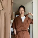Yuriko Ishida Instagram - ジャンプスーツが好きなんですよ。なんでだろう。着るとすごくテンション上がるんです。 これはサヤカデイビス @sayakadavis のもの。 色もいいなぁ。すこし赤みのあるブラウン。
