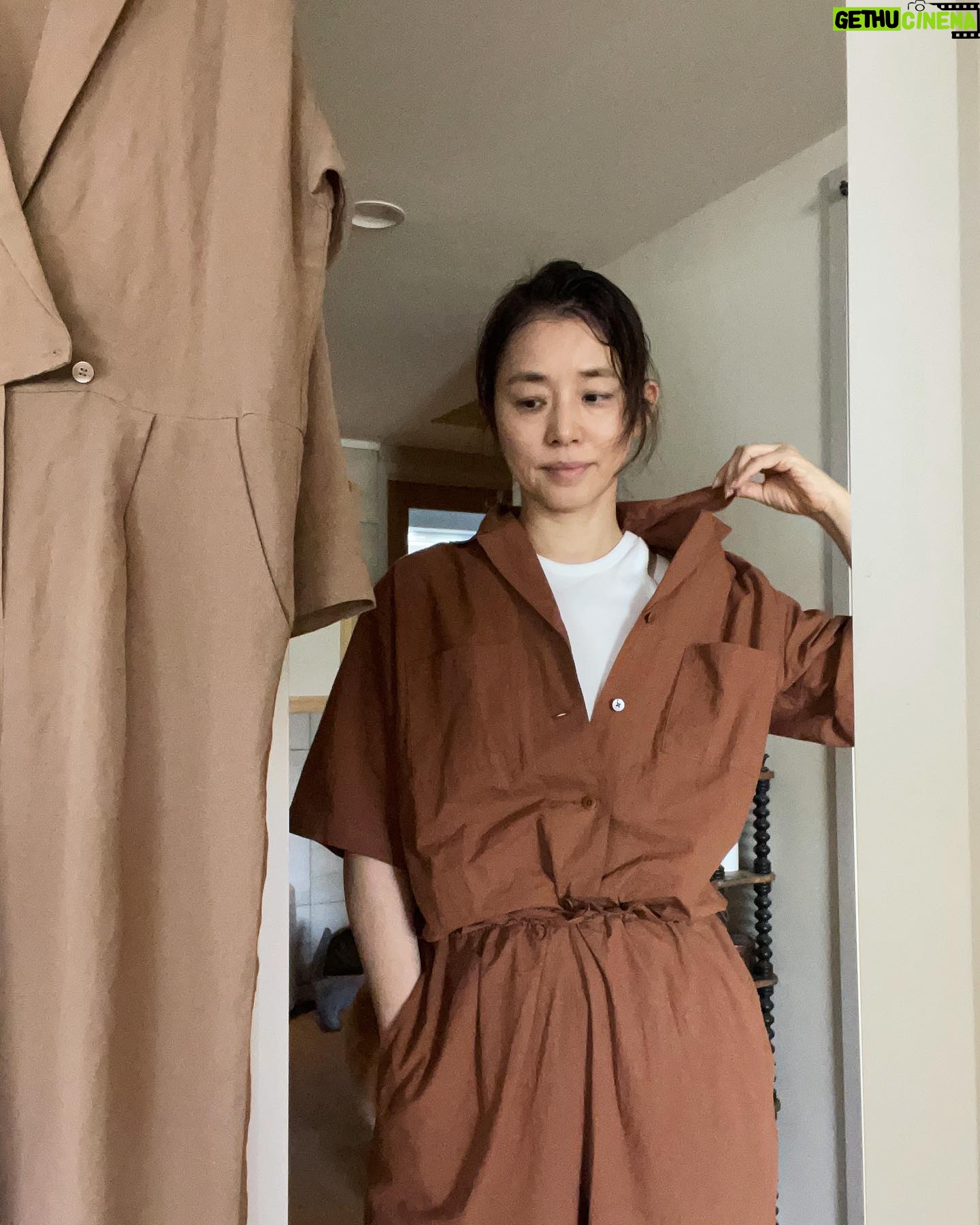 Yuriko Ishida Instagram - ジャンプスーツが好きなんですよ。なんでだろう。着るとすごくテンション上がるんです。 これはサヤカデイビス @sayakadavis のもの。 色もいいなぁ。すこし赤みのあるブラウン。