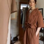 Yuriko Ishida Instagram - ジャンプスーツが好きなんですよ。なんでだろう。着るとすごくテンション上がるんです。 これはサヤカデイビス @sayakadavis のもの。 色もいいなぁ。すこし赤みのあるブラウン。