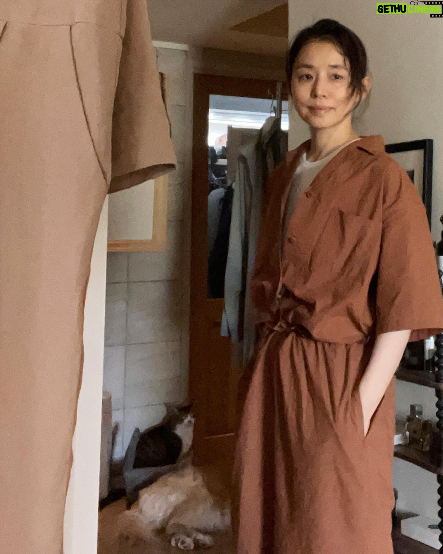 Yuriko Ishida Instagram - ジャンプスーツが好きなんですよ。なんでだろう。着るとすごくテンション上がるんです。 これはサヤカデイビス @sayakadavis のもの。 色もいいなぁ。すこし赤みのあるブラウン。