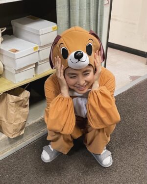 Yuriko Ishida Instagram - とりあえず初めての
犬役🐶でした。
寅子の妄想の中の「猪爪家劇場」
はるさんはいつも、とんでもない役で登場。
🐶実はメイクさんは、当初、顔には何も描かずにいたのですが、私自ら犬メイクを施しました。犬って口がこうなってて、鼻がこうなってて❗️と力説するワタシを、石田さんいいんですか？！とわらいながら見守るメイクの倉本さん😊👏🏻
楽しかったなぁ。
三枚目は、疲れて居眠りする🐶犬…。
それにしても
猪爪家、最高ですね。
#虎に翼
#トラつばメイキング