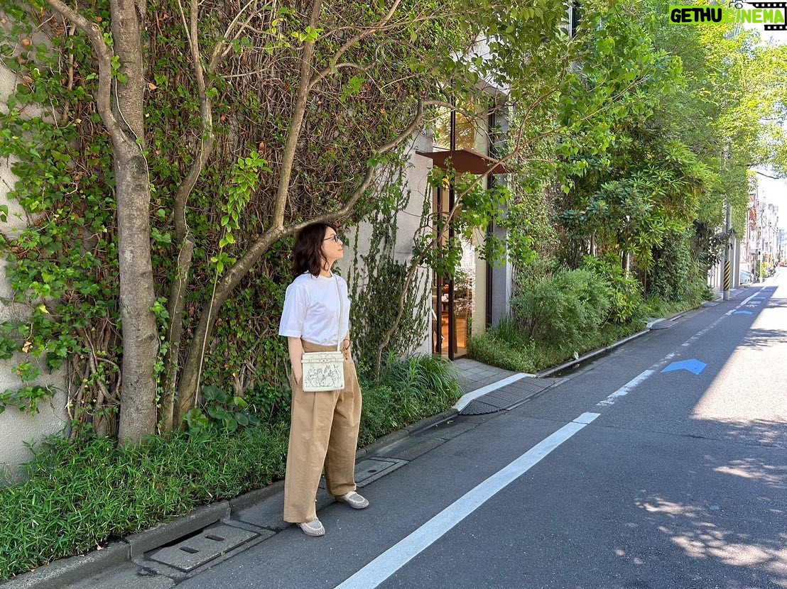 Yuriko Ishida Instagram - ドラマの撮影の合間に 久々に訪れた 清澄白河のババグーリ🌿🌴 @babaghuri ヨーガンレールさんの 美意識と世界観は 本当にすてきで、憧れです。植物油の蝋燭と小さな受け皿を買いました。 美しくて可愛くて、気高い。 #タマティーノ写真館