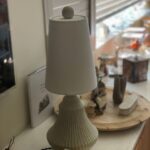 Yuriko Ishida Instagram – ようこそ我が家へ。
額賀さんのランプ。
この静けさと温もり、
そして人格を感じる佇まい。