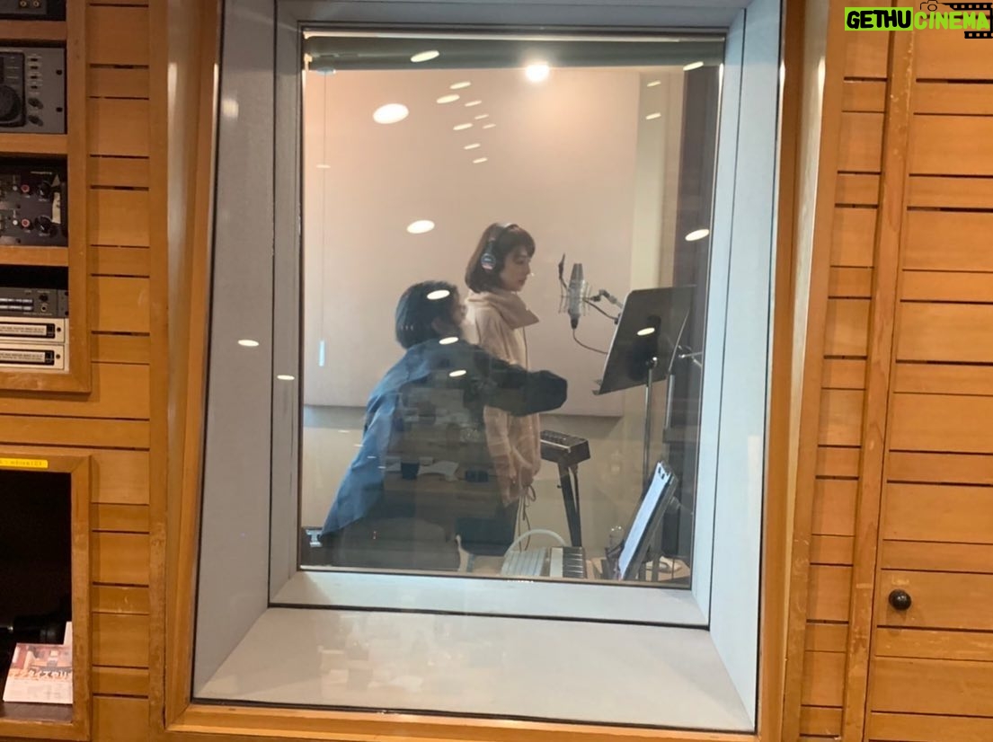 Yuriko Ishida Instagram - あの日のわたし。 大橋トリオさんの細やかで繊細なディレクションを受けつつ、はじめてのレコーディングをした日からおよそ一年が経ちました。 大橋トリオさんのことを トリオちゃんと呼べるくらいな和やかさが今はあります。いや,もちろん今も 細かい指示は飛んできますが、わたしはもう怖くない(本当か!?) そしてなんと、私, 畏れ多くも 明日開催される 大橋トリオさんの15周年記念コンサートに lilyとして少しだけ参加することになりました。 こんな日が来るなんて あの日のわたしに想像できただろうか… 東京国際フォーラムAホールって…あの巨大な…😭👏🏻 緊張してます。すでに。 だけどこんな素敵な体験、楽しむしかありません。 トリオ様 バンドの皆様 スタッフの皆様 どうぞよろしくお願いします。 #大橋トリオ15周年記念ライブ