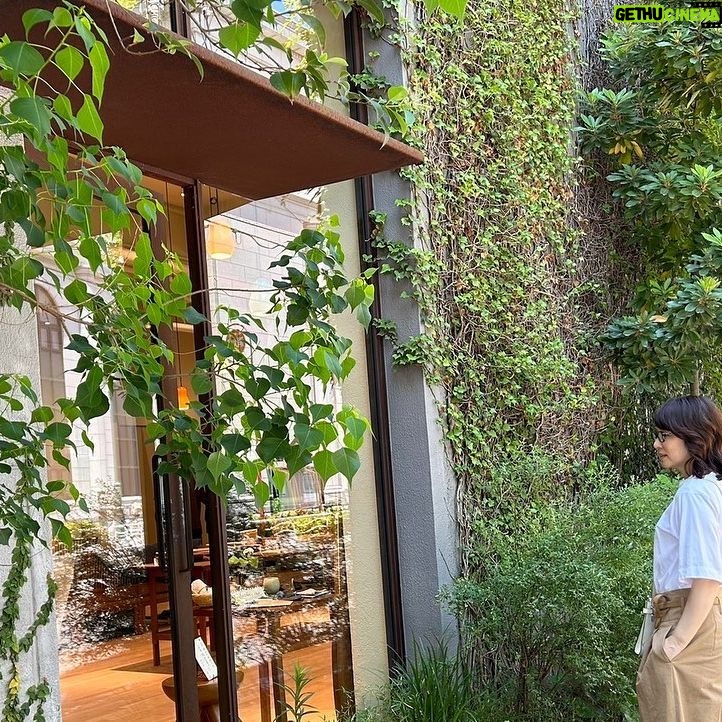 Yuriko Ishida Instagram - ドラマの撮影の合間に 久々に訪れた 清澄白河のババグーリ🌿🌴 @babaghuri ヨーガンレールさんの 美意識と世界観は 本当にすてきで、憧れです。植物油の蝋燭と小さな受け皿を買いました。 美しくて可愛くて、気高い。 #タマティーノ写真館