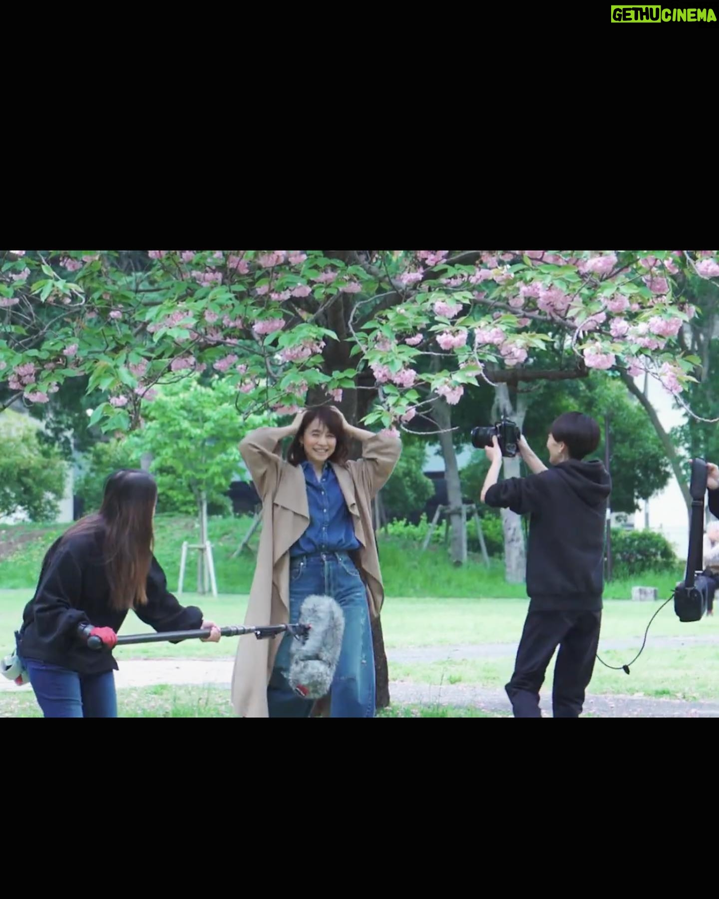 Yuriko Ishida Instagram - 資生堂のCM 「みんな,いい顔してる」の 撮影風景。 八重桜満開の都内の公園にて。 気持ちよさそうに自由に歩いて,とのことでした🐕 このCMを観ていると この三年間の日々と、ここから始まる 少しだけ新しい日々に、 様々な思いが押し寄せます 時間は戻せないけど、ここから先の日々がどうか、希望のかけらが散りばめられた 優しい日々でありますようにと心から願います。 #資生堂 #みんないい顔してる