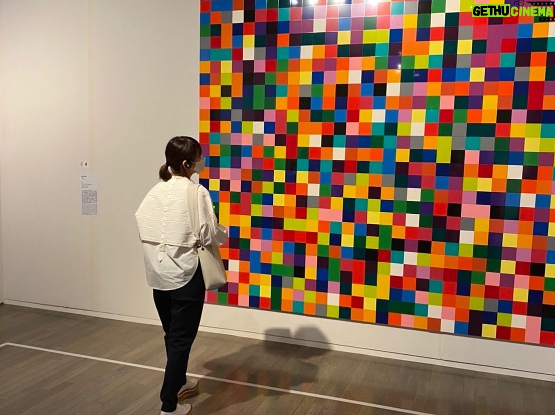 Yuriko Ishida Instagram - ゲルハルト・リヒター展に 滑り込みセーフで 行ってきました。 リヒター氏が90歳になる2022年に日本では16年ぶりに、東京では初となる美術館での大規模個展… どの作品も、なんというか、透明な明るい魂を感じました。これなに?これアート?!アートって何?という疑問が湧くその次の瞬間には、写実的な技法にハッとしたり。楽しかったなぁ。また行きたいけど あと2日しかない。 わたしはリヒターさんの 色のセンスに心を奪われました。 余韻がすごいです。 グッズもとても素敵。 #ゲルハルトリヒター展