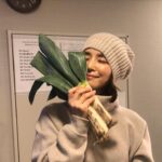 Yuriko Ishida Instagram – 寒いですね…
今年の冬は久々に冬らしい
キリッとした寒さを感じます…
@okaboooo が毎年
この季節に下さる
立派な下仁田葱と記念撮影。
何を隠そうわたしは
葱が大好き。そして
ニット帽も同じくらい好きです。
そして、何となく思い立って
lilyさん専用のアカウントを
作ってみました。
今後の
lilyの活動を細々と
こちらにアップしていこうかと
思います。
@lily__yuriko
です👏🏻🎼🎹
写真は先日の
billboard Live 横浜の
楽屋にて。