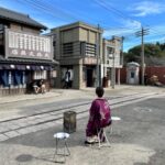 Yuriko Ishida Instagram - 虎に翼🐯 本当に地獄を見る覚悟はあるの？ という母の問いに 真っ直ぐで美しい瞳で ある と答える娘。 そう。 そういってふっと笑う はるさん。 このシーンを撮った時の オフショットです。 二枚目の、はるさんの斜め右前が 六法全書を買った本屋さん。 あぁ。 本当にいいシーンだったな。 寅子、がんばれ。 がんばれみんな。 #虎に翼 #トラつばメイキング