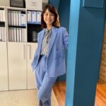 Yuriko Ishida Instagram - ドラマ「転職の魔王様」にて。 私の演じる シェパードキャリアの社長、 落合洋子さんの衣装は カラフルかつ、社長感を出しつつ… スタイリングは @okaboooo 😊👏🏻 衣装は役を演じる上で 当然ですがとても大切なので どんなときでも事前にじっくり 衣装合わせをしています。 ちなみにヘアメイクは @tamalin727 いつもありがとう👏🏻😊 #転職の魔王様