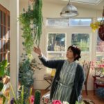 Yuriko Ishida Instagram - 撮影現場の素敵なお家には ブランコとサンルームがありました。 どちらも私の憧れです…。 新しい作品の詳細は、追ってお知らせしますね。 とても素敵な物語です。 ちなみにこれは、回想のシーンなので なんというか若めに👀作っていただいた わたくしでありまして。