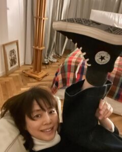 Yuriko Ishida Instagram - 届くのを待っていた SINMEとコンバースのコラボシューズ。 板谷由夏ちゃん曰く 大人のコンバース。 スウェードの黒、 ラインなし、 サイドにジッパー付き(これ本当，脱ぎ履きが楽です…) 星マークが黒 クッション厚め、と 細やかなこだわりを詰め込んだ コンバース。 コンバースって胸がキュンとするのはなぜだろう。 板谷由夏、やるな！