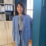 Yuriko Ishida Instagram - ドラマ「転職の魔王様」にて。 私の演じる シェパードキャリアの社長、 落合洋子さんの衣装は カラフルかつ、社長感を出しつつ… スタイリングは @okaboooo 😊👏🏻 衣装は役を演じる上で 当然ですがとても大切なので どんなときでも事前にじっくり 衣装合わせをしています。 ちなみにヘアメイクは @tamalin727 いつもありがとう👏🏻😊 #転職の魔王様