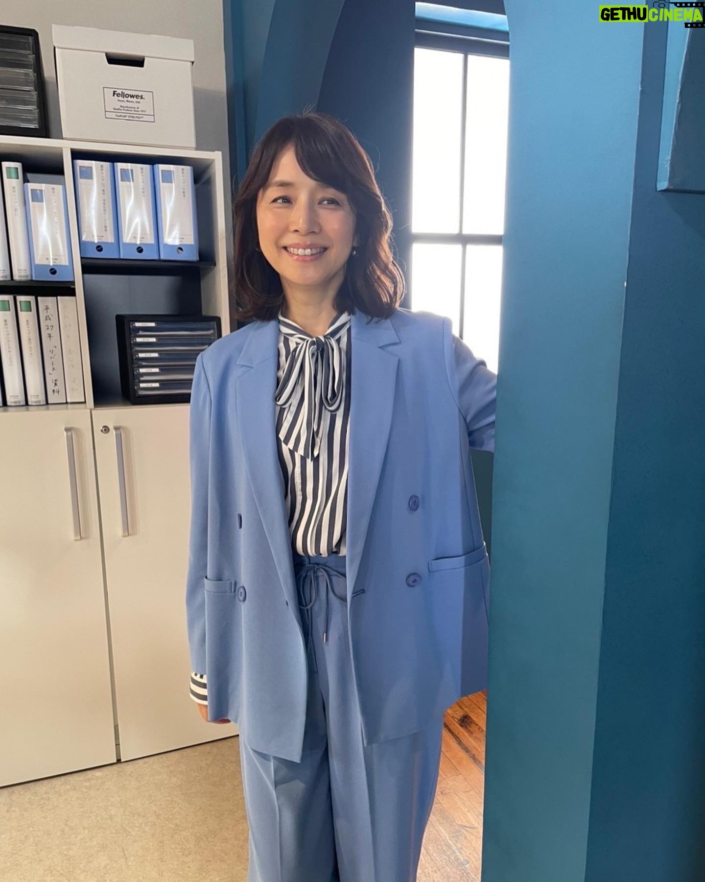 Yuriko Ishida Instagram - ドラマ「転職の魔王様」にて。 私の演じる シェパードキャリアの社長、 落合洋子さんの衣装は カラフルかつ、社長感を出しつつ… スタイリングは @okaboooo 😊👏🏻 衣装は役を演じる上で 当然ですがとても大切なので どんなときでも事前にじっくり 衣装合わせをしています。 ちなみにヘアメイクは @tamalin727 いつもありがとう👏🏻😊 #転職の魔王様