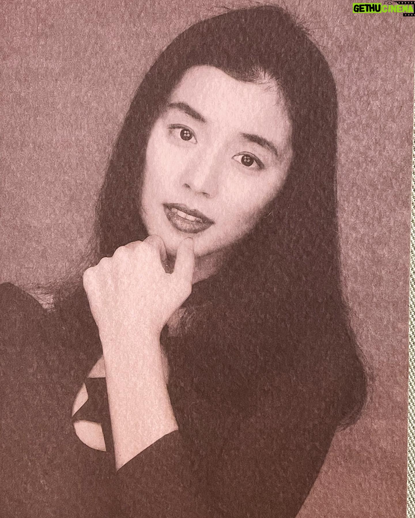 Yuriko Ishida Instagram - 写真の整理をしていたら こんなの出てきた。 23歳ごろのわたし。 1枚目はニューヨーク。 SOHOのbutcher (お肉屋さん)の方と何故か並んで撮ってもらった写真。 2枚目は小樽かな。 ポラロイドなので、色が抜けてます…30年前なので仕方ない😭 3枚目はたぶん25歳ごろのわたし。なんか私じゃないみたい。細かったなぁ、と思う。
