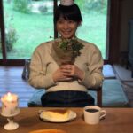 Yuriko Ishida Instagram - 楽しかったちびたとの再会の日 なんと、ソイちびたがかぶってた 王冠を👑わたしも頭に乗せて なんと誕生日のお祝いまでして いただきました。 ずっとのおうちのおかーさんは 私より若いです😆そして 本当に素敵なかたで、お料理も ほんとうに上手で… このおうちの子になったちびたが 私は羨ましい… チーズケーキ美味しかったなぁ。 二切れも食べてしまった… お庭のお花のブーケ… なんて素敵なのでしょう。 今度は絶対雪を連れて参ります！！