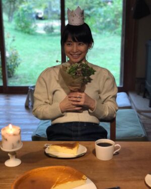 Yuriko Ishida Instagram - 楽しかったちびたとの再会の日
なんと、ソイちびたがかぶってた
王冠を👑わたしも頭に乗せて
なんと誕生日のお祝いまでして
いただきました。
ずっとのおうちのおかーさんは
私より若いです😆そして
本当に素敵なかたで、お料理も
ほんとうに上手で…
このおうちの子になったちびたが
私は羨ましい…
チーズケーキ美味しかったなぁ。
二切れも食べてしまった…
お庭のお花のブーケ…
なんて素敵なのでしょう。
今度は絶対雪を連れて参ります！！