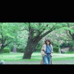 Yuriko Ishida Instagram - 資生堂のCM 「みんな，いい顔してる」の 撮影風景。 八重桜満開の都内の公園にて。 気持ちよさそうに自由に歩いて，とのことでした🐕 このCMを観ていると この三年間の日々と、ここから始まる 少しだけ新しい日々に、 様々な思いが押し寄せます 時間は戻せないけど、ここから先の日々がどうか、希望のかけらが散りばめられた 優しい日々でありますようにと心から願います。 #資生堂 #みんないい顔してる