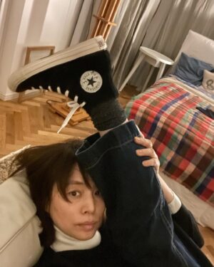Yuriko Ishida Instagram - 届くのを待っていた
SINMEとコンバースのコラボシューズ。
板谷由夏ちゃん曰く
大人のコンバース。
スウェードの黒、
ラインなし、
サイドにジッパー付き(これ本当，脱ぎ履きが楽です…)
星マークが黒
クッション厚め、と
細やかなこだわりを詰め込んだ
コンバース。
コンバースって胸がキュンとするのはなぜだろう。
板谷由夏、やるな！
