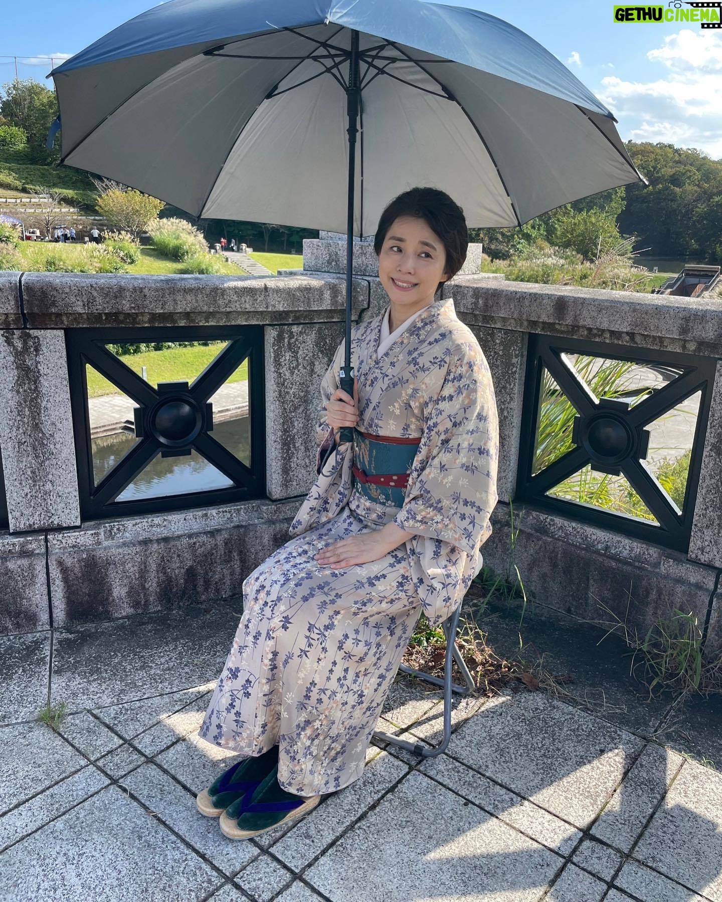 Yuriko Ishida Instagram - 2024.4.1 連続テレビ小説「虎に翼」 スタートしました。 なんとも言えない感慨深い気持ちです。 米津玄師さんの歌う主題歌、 「さよーならまたいつか!」の歌詞が沁みる。 虎に翼の物語は、今からおよそ百年前 昭和の初めから、スタートします。 あの頃の日本を生きた人たちは 今の令和の日本を見て、どう思うんだろう。 そして、ここから先百年後… そんなことを思いながら、1話のオンエアを 観ました。(なんと朝は、準備してたのに、居眠りしてしまい、💤お昼の再放送を観ました…) 寅ちゃん🐯の、どこまでも前向きなパワーが 日本中の皆さんの朝を明るくするのだろうなぁ。 ここから半年どうぞ、虎に翼を宜しくお願い 致します。 シシヤマザキさん @shishiy の描くタイトルバックも 素敵すぎます。大好きです🐤🐤 写真は、撮影初日のスナップです👀👏🏻㊗️ #トラつば #猪爪はる