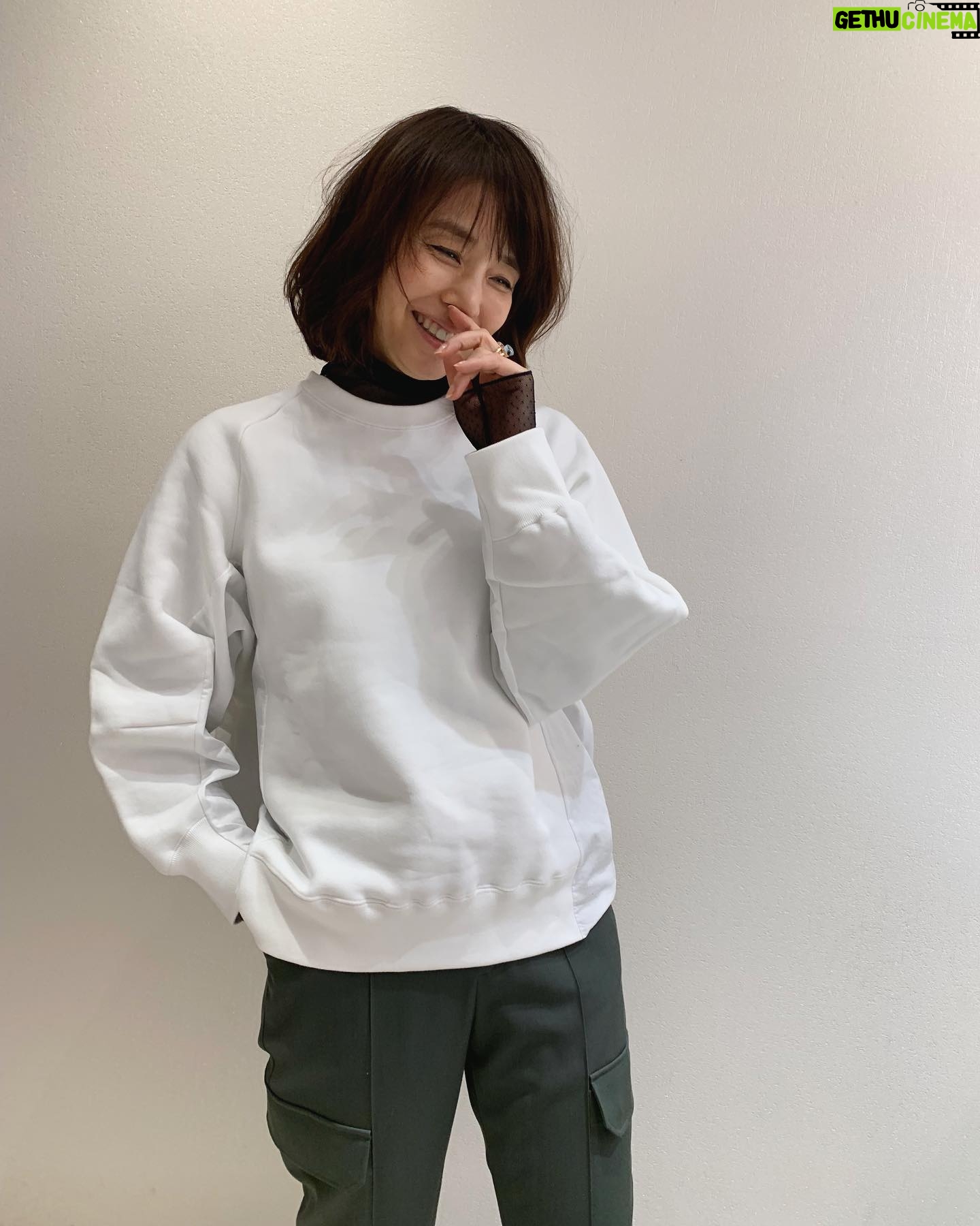 Yuriko Ishida Instagram - 明らかにいいことを してると思い込んでいる時、 ふと、これはもしかしたら思い上がりなのではと,気がつく瞬間があります。良かれと思って、あの人のためを思って、独りよがりに物事を進めてしまうのは人間のサガなのか。 そんなことを思わざるを得ない ここ数日です。だけど ふっと引いて考えてみると、 結局みんな自分の視点でしか物事を見てないんですよね。私もそうです。