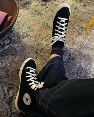 Yuriko Ishida Instagram - 届くのを待っていた
SINMEとコンバースのコラボシューズ。
板谷由夏ちゃん曰く
大人のコンバース。
スウェードの黒、
ラインなし、
サイドにジッパー付き(これ本当，脱ぎ履きが楽です…)
星マークが黒
クッション厚め、と
細やかなこだわりを詰め込んだ
コンバース。
コンバースって胸がキュンとするのはなぜだろう。
板谷由夏、やるな！