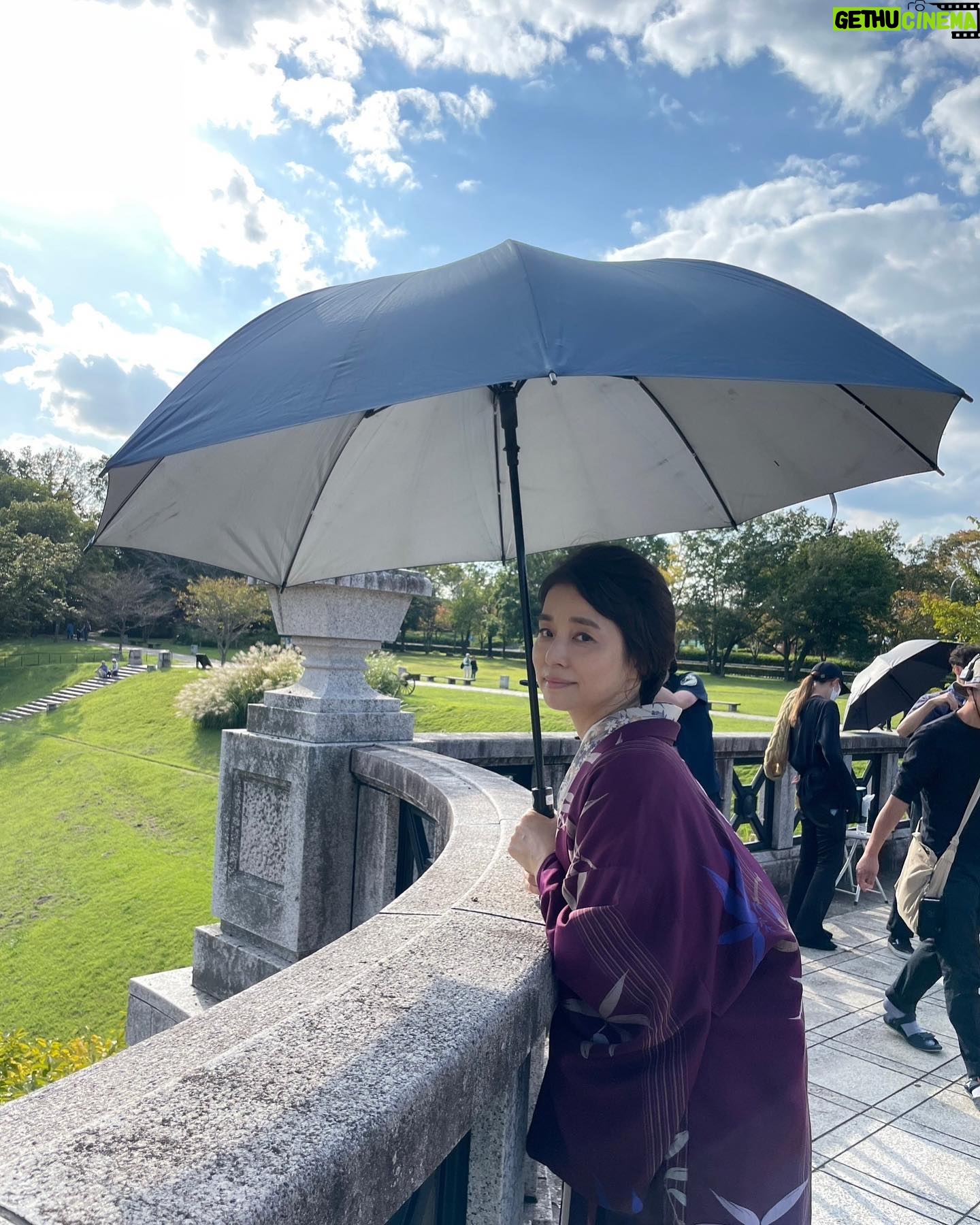 Yuriko Ishida Instagram - 2024.4.1 連続テレビ小説「虎に翼」 スタートしました。 なんとも言えない感慨深い気持ちです。 米津玄師さんの歌う主題歌、 「さよーならまたいつか!」の歌詞が沁みる。 虎に翼の物語は、今からおよそ百年前 昭和の初めから、スタートします。 あの頃の日本を生きた人たちは 今の令和の日本を見て、どう思うんだろう。 そして、ここから先百年後… そんなことを思いながら、1話のオンエアを 観ました。(なんと朝は、準備してたのに、居眠りしてしまい、💤お昼の再放送を観ました…) 寅ちゃん🐯の、どこまでも前向きなパワーが 日本中の皆さんの朝を明るくするのだろうなぁ。 ここから半年どうぞ、虎に翼を宜しくお願い 致します。 シシヤマザキさん @shishiy の描くタイトルバックも 素敵すぎます。大好きです🐤🐤 写真は、撮影初日のスナップです👀👏🏻㊗️ #トラつば #猪爪はる
