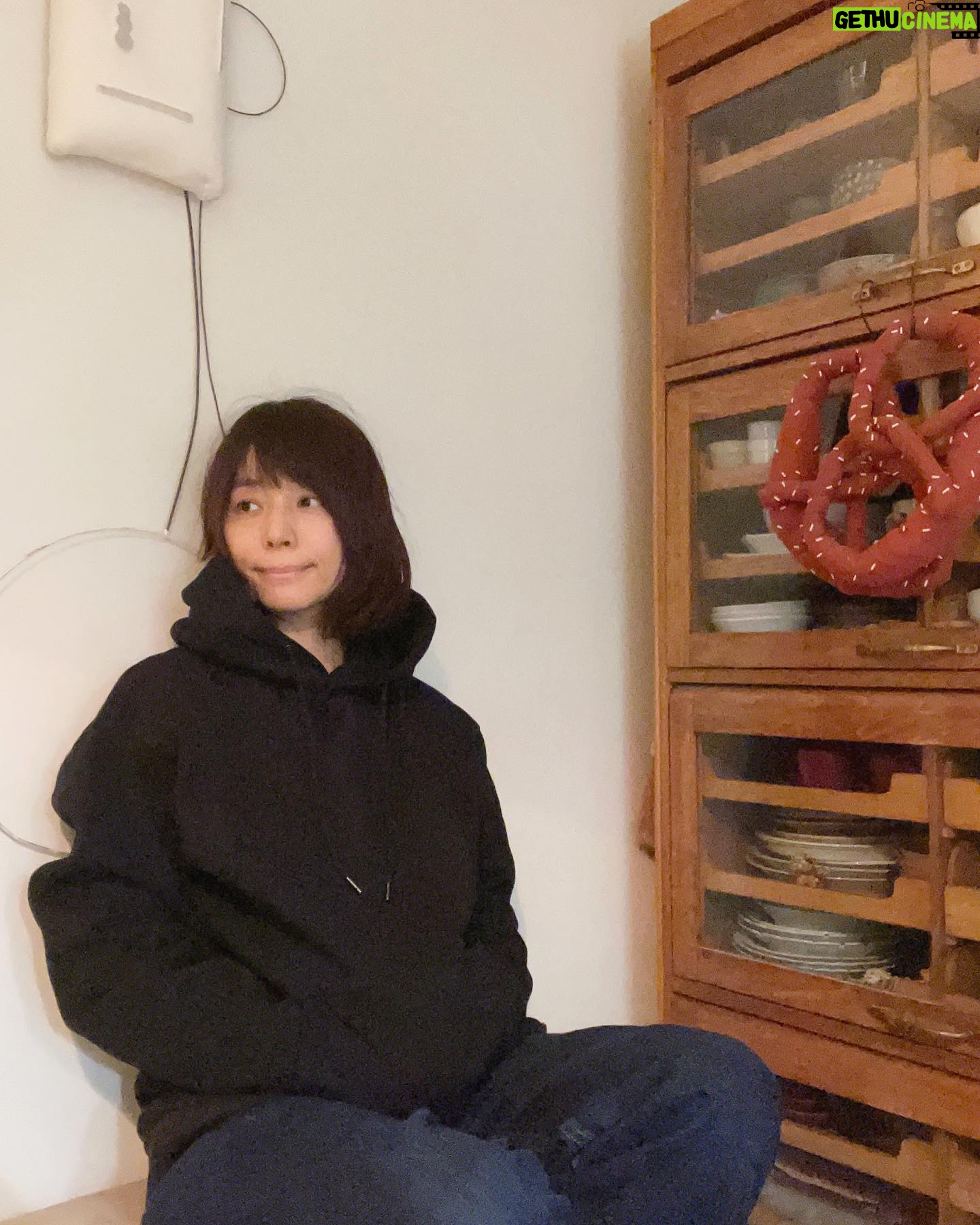 Yuriko Ishida Instagram - GINZA創刊25周年の記念の フーディ。 その名も、 「huhuフーディ」 新垣結衣ちゃんと ギンザがこだわり抜いて作った とっても着心地の良い 素晴らしいパーカー(フーディだった😭) わたしのは背中に結衣ちゃんの撮った夕景がプリントされてるタイプです。 いくつになっても フーディが似合う人生をおくりたい。 #huhuフーディ