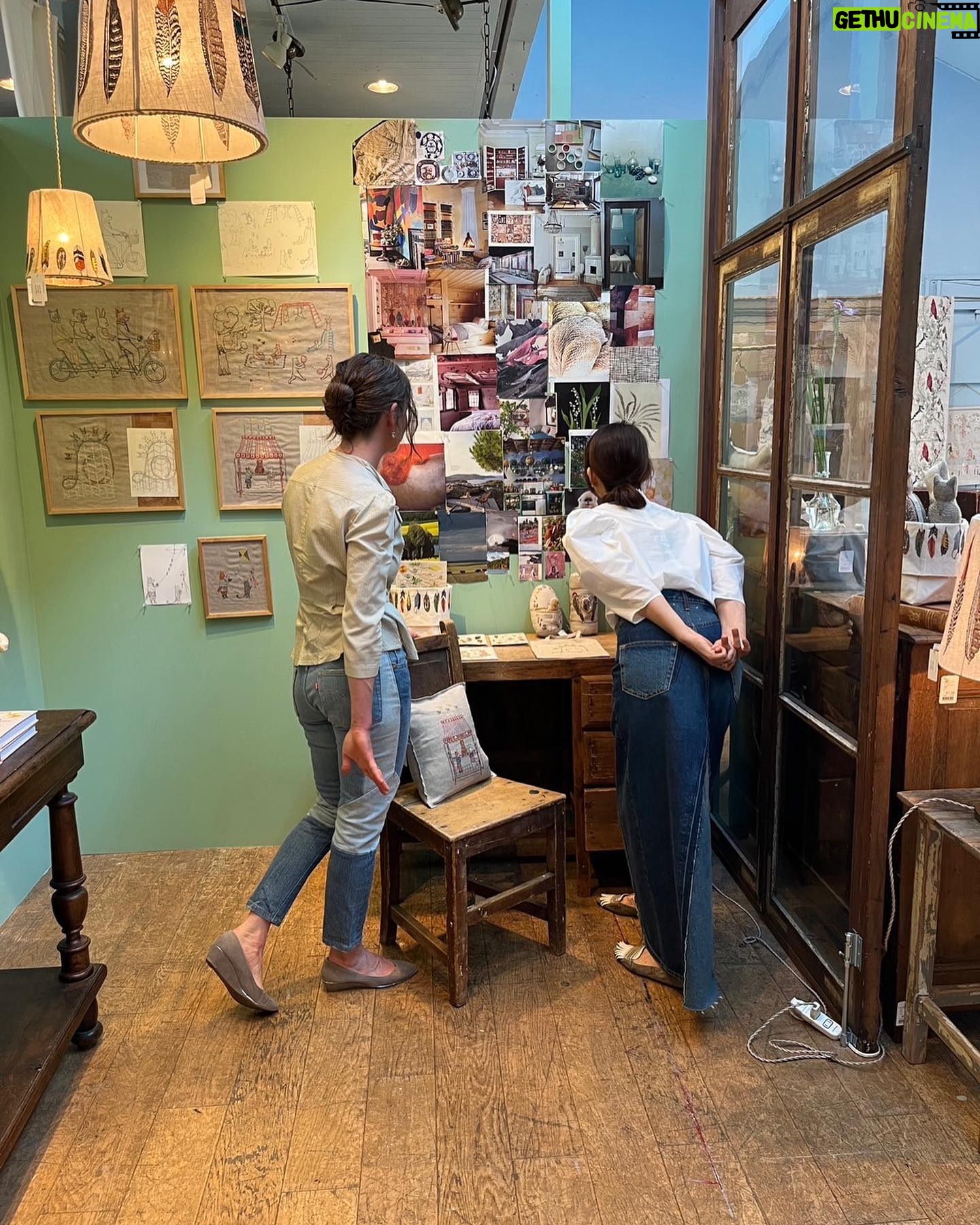 Yuriko Ishida Instagram - coral & tusk @coralandtusk のデザイナー ステファニーと。 本日2023.5.5は やっとやっと直接お会いする ことができた,幸せな日。 コーラルandタスクの15周年、そしてそれを記念したステファニーの素晴らしい本の出版を記念したイベントが 表参道のH.P DECO にて 5/12まで開催されています。 本の中には、まだどこにも話してない秘密の?コラボレーションのお知らせもあります。 でもまだそれを世の中に出せるのは数ヶ月後になるかと思いますが…お楽しみにしていてください。とにかく、ステファニーから放たれるまっすぐで明るくて力強いパワーが本当に好きです。👏🏻👏🏻👏🏻 明日は大阪でイベントがあるそうです。関西方面の皆様、是非お出かけください。 #coralandtusk