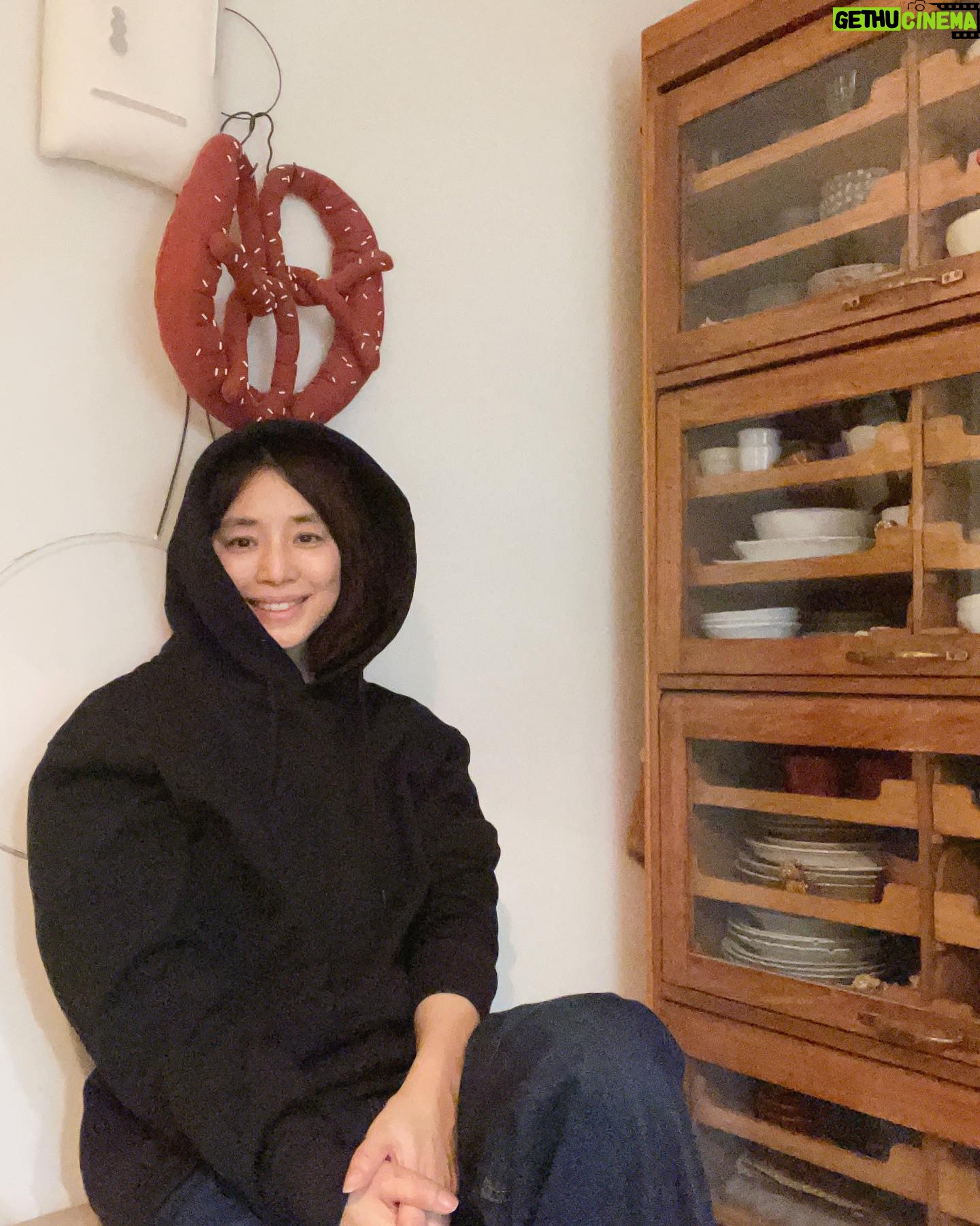 Yuriko Ishida Instagram - GINZA創刊25周年の記念の フーディ。 その名も、 「huhuフーディ」 新垣結衣ちゃんと ギンザがこだわり抜いて作った とっても着心地の良い 素晴らしいパーカー(フーディだった😭) わたしのは背中に結衣ちゃんの撮った夕景がプリントされてるタイプです。 いくつになっても フーディが似合う人生をおくりたい。 #huhuフーディ