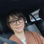 Yuriko Ishida Instagram - 歳とったな〜と思うけど、 50代ってたぶん 人生を振り返った時 1番、いろんなことと戦ってる年代なんじゃないだろうか。 自分の人生 親の人生 子供がいたら子供の人生 考えざるを得ない年頃です。 この年齢になると 若いことの素晴らしさもわかるし 傲慢さもわかる そして年上の先輩たちの 素敵さも彼らの抱える問題もわかる なかなか面白い年代だと 思うようになりました。 とりあえずご機嫌な 大人の女でいたいですねぇ本当に