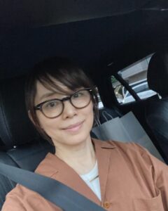 Yuriko Ishida Instagram - 歳とったな〜と思うけど、 50代ってたぶん 人生を振り返った時 1番、いろんなことと戦ってる年代なんじゃないだろうか。 自分の人生 親の人生 子供がいたら子供の人生 考えざるを得ない年頃です。 この年齢になると 若いことの素晴らしさもわかるし 傲慢さもわかる そして年上の先輩たちの 素敵さも彼らの抱える問題もわかる なかなか面白い年代だと 思うようになりました。 とりあえずご機嫌な 大人の女でいたいですねぇ本当に