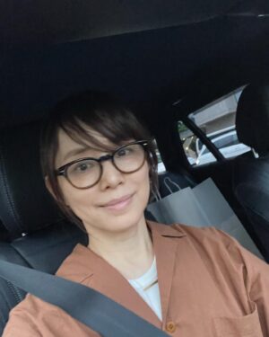 Yuriko Ishida Instagram - 歳とったな〜と思うけど、
50代ってたぶん
人生を振り返った時
1番、いろんなことと戦ってる年代なんじゃないだろうか。
自分の人生
親の人生
子供がいたら子供の人生
考えざるを得ない年頃です。
この年齢になると
若いことの素晴らしさもわかるし
傲慢さもわかる
そして年上の先輩たちの
素敵さも彼らの抱える問題もわかる
なかなか面白い年代だと
思うようになりました。
とりあえずご機嫌な
大人の女でいたいですねぇ本当に