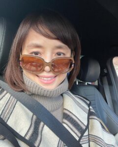 Yuriko Ishida Instagram - 運転する時 サングラスをかけるように なりました。 本を読む時 リーディンググラスがないと 字が見えません。 そして、ラインで喧嘩をするほど 不毛なことはありません。 売り言葉に買い言葉。 リハックのひろゆきさん並みに 論破したいけどできません。 成田さんみたいにズバッと 核心ついた面白いことも言えない。 そしていろいろ、反省しています。。心の狭いわたし。 良いお天気です。 美味しいもの食べて 自分を励ますことにします。 反省の多い今日この頃 わたしは本当に未熟者です。 #サングラスは昔のマルニ🕶
