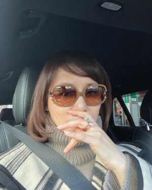 Yuriko Ishida Instagram - 運転する時
サングラスをかけるように
なりました。
本を読む時
リーディンググラスがないと
字が見えません。
そして、ラインで喧嘩をするほど
不毛なことはありません。
売り言葉に買い言葉。
リハックのひろゆきさん並みに
論破したいけどできません。
成田さんみたいにズバッと
核心ついた面白いことも言えない。
そしていろいろ、反省しています。。心の狭いわたし。
良いお天気です。
美味しいもの食べて
自分を励ますことにします。
反省の多い今日この頃
わたしは本当に未熟者です。
#サングラスは昔のマルニ🕶