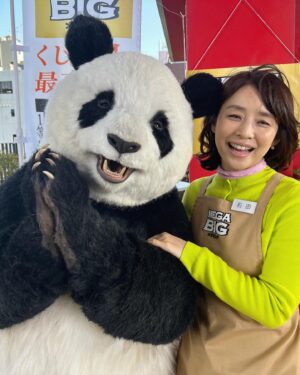 Yuriko Ishida Instagram - 数ヶ月前の
「BIG」の撮影時のひととき。
パンダくんとの撮影は、
ただただ彼の動きが可愛くて、
何をしててもパンダくんが気になって仕方ありませんでした。
BIGの撮影はいつも、
素晴らしいゲストと一緒なので
毎回かなり楽しいです。
ゲストの皆さん、来てくださりありがとうございます😭😊。
#スポーツくじbig
