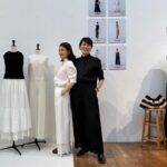 Yuriko Ishida Instagram - 毎日、NHK朝ドラの撮影で昭和初期に居る 私ですが本日は、現代に戻って、 なかよしの板谷由夏ちゃんのブランド SINMEの2024SS展示会へ。 オフショルダーってなんだか勇気がいりますが、 これすごく素敵だったなぁ。 ブーツは今季のもので、形もとても魅力的だった👀👏🏻‼️ そのほかにもたくさんの魅惑的なお洋服を 何着も試着して、まじまじと、鏡の中の自分を見て うーん、この辺の肉いらないなーなんとかしないとなぁと自覚も新たに…👀 それにしても、服を買うことは今を生きること。 そして自分と向き合うこと。 だからやっぱり人は服を買い続けるのです。 楽しい時間をありがとうゆかちゃん。 縞々のラフィアのバッグは悩んだ末トート型をオーダー。 かわいかったなー。 #sinmedenim