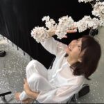 Yuriko Ishida Instagram - 2024.3.1 おはようございます😃 暦の上では、本日より春！ それだけでなんだか、心がふっと軽くなりますね。 私は日々、自分のキャパを上回る、さまざまなことに追いかけられてるような気持ちだったのですが 最近少しずつ、楽になってきました。 ひとつ言えることは、生活は、ある程度の規則性が守られて、かつ自分の時間がちゃんとあることが どんな人にとっても幸せのもと…なのだろうと。 そんなふうに思います。 写真は資生堂エリクシールの撮影時の 舞台裏のスナップです🌸
