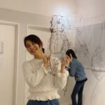 Yuriko Ishida Instagram - チズさん @chizu_kobayashi の 2回目の東京での個展の プレビュー行ってまいりました。 はぁ…とにかくですね チズさんから生み出される この、なんともいえない、 素晴らしい線‼️ ワイヤーアートって 空間に立体を描くことのできる 魔法のような芸術。 チズさんの線はとにかく 気持ちがいいのです。 澄んだ空気を吸い込んだような 気持ちになるのです。 そして、どうしても私は 動物を見ると肩に乗せたくなるのです。 あ、これは許可を得て 担がせていただいております😭🙏🏻 明日から四日間、(明日は完全予約制だそうです) くわしくは @palejute にて😊👏🏻 素晴らしい時間でした …👏🏻👏🏻👏🏻