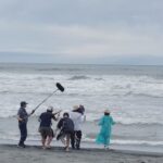 Yuriko Ishida Instagram - キリン一番搾りのCMの撮影風景です。 裸足で波と戯れたのは何年ぶりだろう。薄いグレーの空と、 美しいブルーのサマードレスのコントラストが綺麗でした。 #キリン一番搾り
