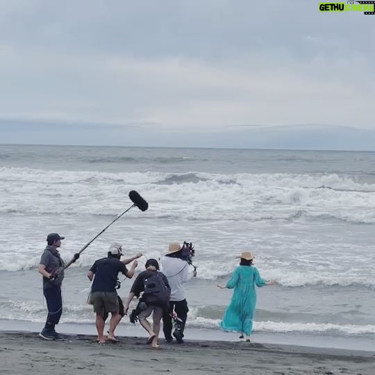 Yuriko Ishida - 219.5K Likes - キリン一番搾りのCMの撮影風景です。
裸足で波と戯れたのは何年ぶりだろう。薄いグレーの空と、
美しいブルーのサマードレスのコントラストが綺麗でした。
#キリン一番搾り