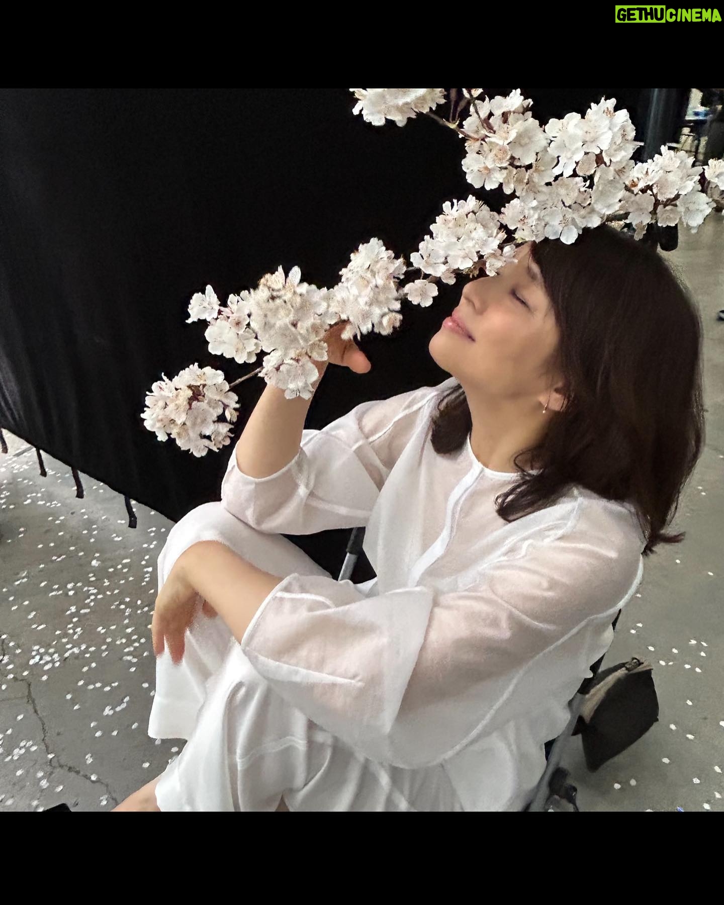 Yuriko Ishida Instagram - 2024.3.1 おはようございます😃 暦の上では、本日より春! それだけでなんだか、心がふっと軽くなりますね。 私は日々、自分のキャパを上回る、さまざまなことに追いかけられてるような気持ちだったのですが 最近少しずつ、楽になってきました。 ひとつ言えることは、生活は、ある程度の規則性が守られて、かつ自分の時間がちゃんとあることが どんな人にとっても幸せのもと…なのだろうと。 そんなふうに思います。 写真は資生堂エリクシールの撮影時の 舞台裏のスナップです🌸