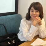 Yuriko Ishida Instagram - 一年が経つのは、なんて早いんだろうと、この日が来ると毎回思います。 歳を重ねるのは実に、面白いことです。自分の欠点や弱点が嫌でも浮き彫りになってきます。でも同時に、 長く付き合ってきた自分自身との向き合い方や自分の良いところもよくわかるようになって来ます。 まあだいたい、私の場合は良いところも悪いところも表裏一体です。 こんな私を支えてくれる、私の周りにいてくれるみんな、仕事関係の皆様、いつもいつもありがとうございます。私の日々に寄り添って一緒に生きてくれる家族同然の動物たち、本当にありがとう。 そしてやはり、54年前の今日、私を産み育ててくれた両親に感謝します。人生は長い。こんな私ですがどうぞこれからもよろしくお願いします。2023 10.3 石田ゆり子