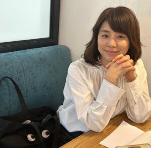 Yuriko Ishida Instagram - 一年が経つのは、なんて早いんだろうと、この日が来ると毎回思います。
歳を重ねるのは実に、面白いことです。自分の欠点や弱点が嫌でも浮き彫りになってきます。でも同時に、
長く付き合ってきた自分自身との向き合い方や自分の良いところもよくわかるようになって来ます。
まあだいたい、私の場合は良いところも悪いところも表裏一体です。
こんな私を支えてくれる、私の周りにいてくれるみんな、仕事関係の皆様、いつもいつもありがとうございます。私の日々に寄り添って一緒に生きてくれる家族同然の動物たち、本当にありがとう。
そしてやはり、54年前の今日、私を産み育ててくれた両親に感謝します。人生は長い。こんな私ですがどうぞこれからもよろしくお願いします。2023 10.3 石田ゆり子