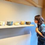 Yuriko Ishida Instagram - Steve Harrison Exhibition2023 “The Age of Beaker “ 私が見ているこのシリーズは，オークションなんだそうです。 スティーブの作品は本当に、ひとつ一つがまるで、 宝石のような存在感があります。作られた年号が必ず記されていて、私のうちにある最古のものは 2005年と記されていました。少しずつ買い集め、 大事に大事に使っています。ほんとうに、生きているみたいなスティーブの作品，神々しいです。 #steveharrison #アーツアンドサイエンス青山 #タマティーノ写真館