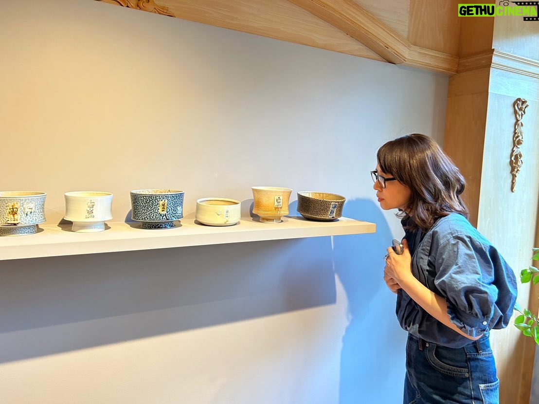 Yuriko Ishida Instagram - Steve Harrison Exhibition2023 “The Age of Beaker “ 私が見ているこのシリーズは,オークションなんだそうです。 スティーブの作品は本当に、ひとつ一つがまるで、 宝石のような存在感があります。作られた年号が必ず記されていて、私のうちにある最古のものは 2005年と記されていました。少しずつ買い集め、 大事に大事に使っています。ほんとうに、生きているみたいなスティーブの作品,神々しいです。 #steveharrison #アーツアンドサイエンス青山 #タマティーノ写真館