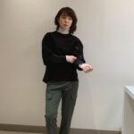 Yuriko Ishida Instagram – 服を着ることについて、
たびたび思いを馳せます。
仕立てが良くて、体を入れると不思議なくらい馴染む。
知性と洗練と，感じの良さ。
コルピエロ、と言う名前の
美しい服たち。　
新宿伊勢丹4階にて
12/13までpop up shopが
オープンしてます。
#colpierrot